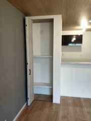 キッチン横には嬉しい収納スペース