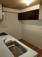 キッチン背面には収納スペース