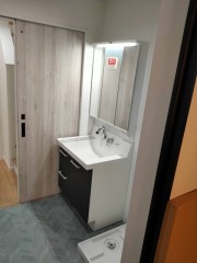 1階洗髪洗面化粧台（三面鏡付）