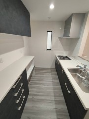 キッチン背面にはカップボード付