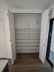 キッチン横には便利なパントリー