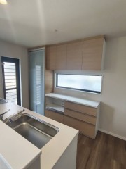 背面にはカップボードと収納棚